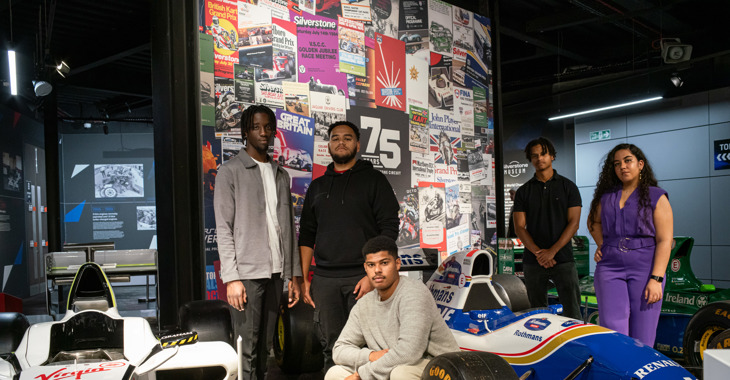 The five motorsport awardees with a racecar